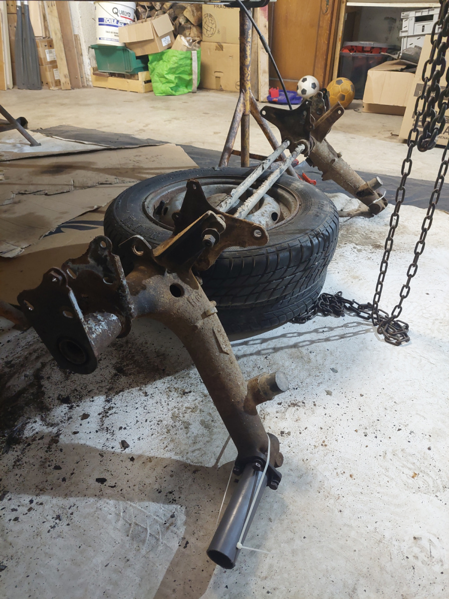 Démontage du train arrière de 4L La Bombarde