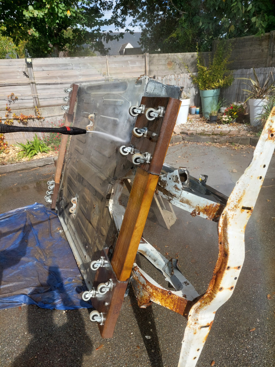 Nettoyage complet du châssis et des pièces mécaniques : place à la restauration !