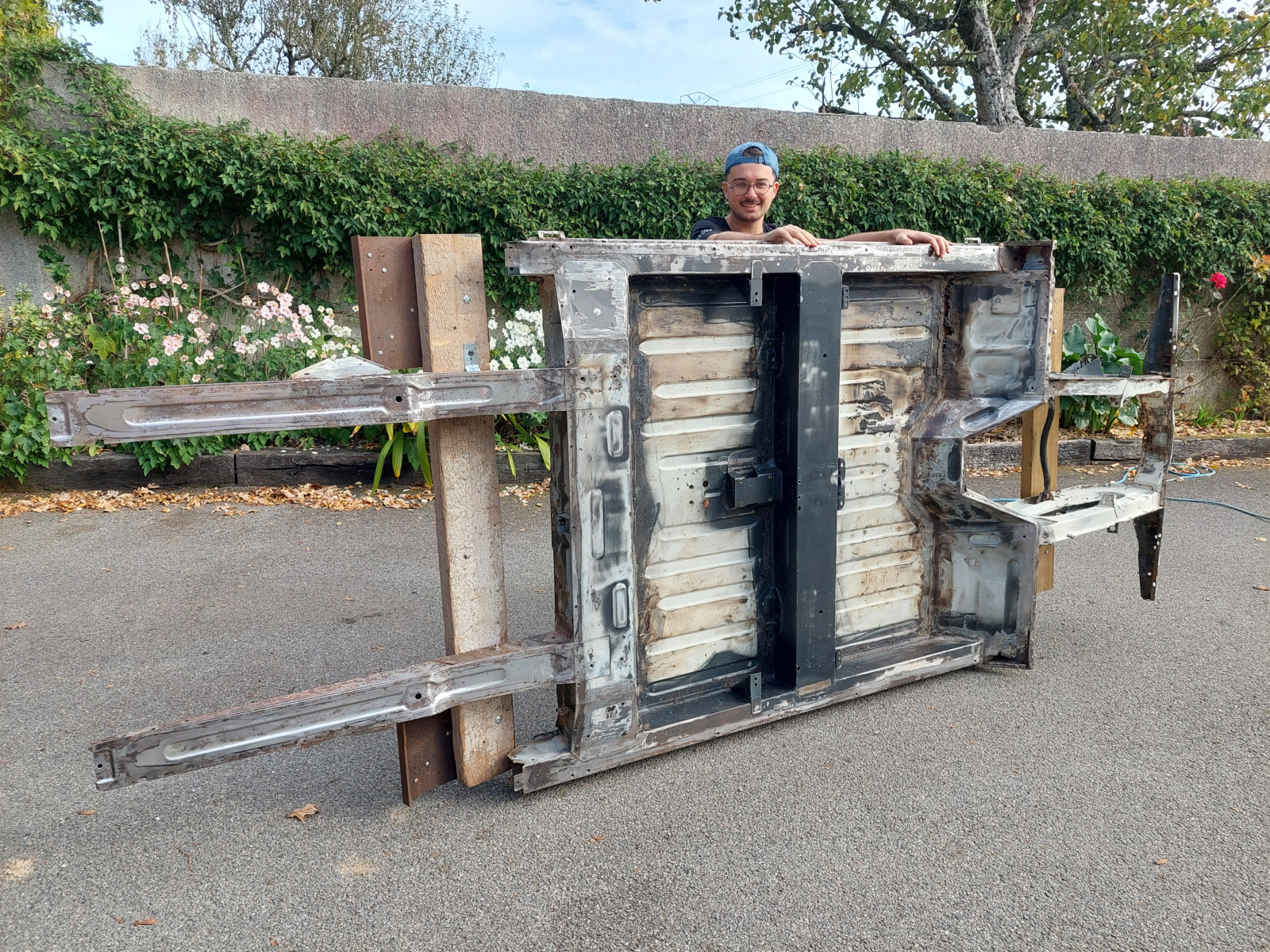 Ponçage et traitement du châssis : la restauration maison continue !