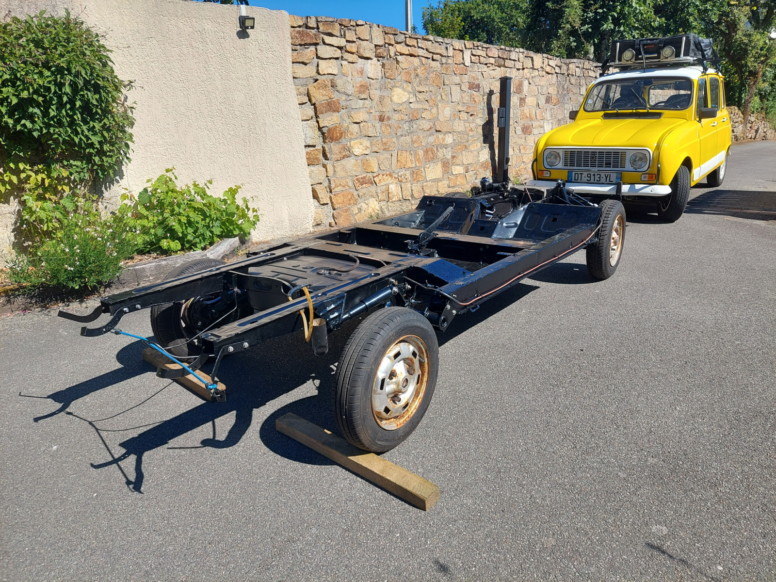 Fin de la restauration du châssis de notre Renault 4L : remontage et préparation de la caisse